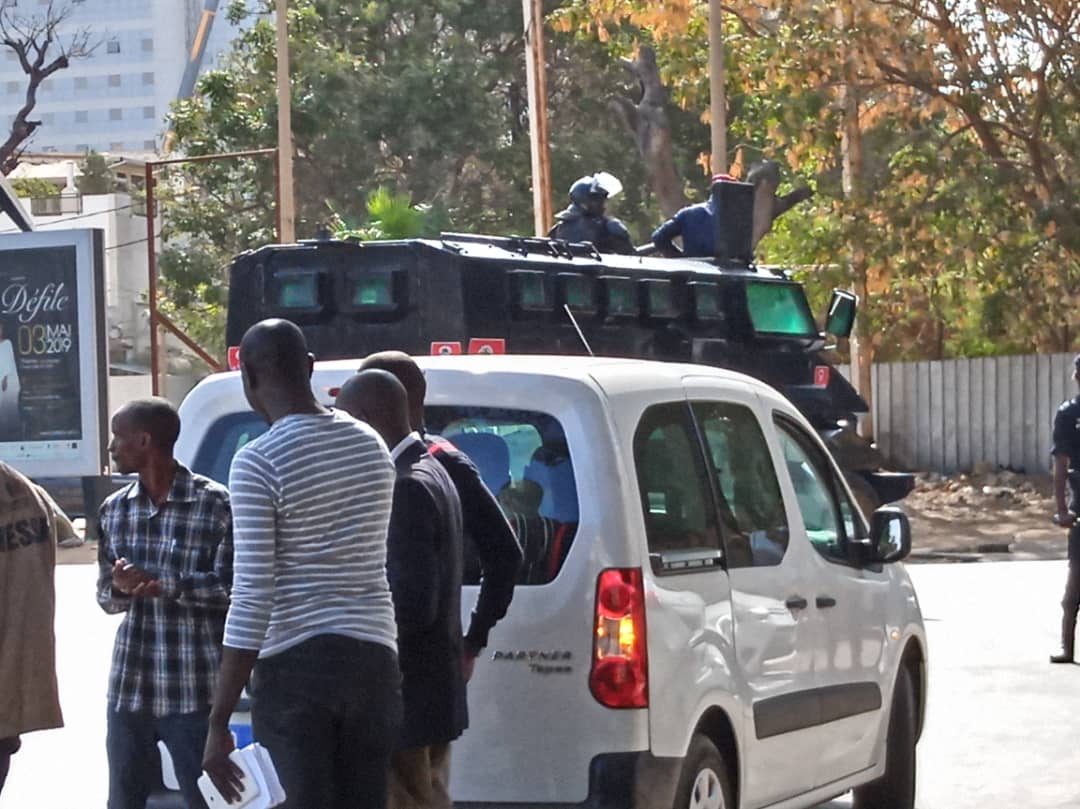 La Place de l'Indépendance déjà encerclé par un impressionnant dispositif sécuritaire