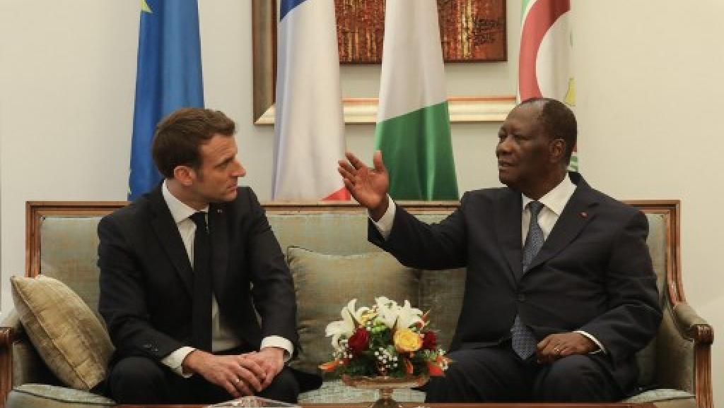 Les présidents français et ivoirien Emmanuel macron et Alassane Ouattara à l'aéroport Felix Houphouet Boigny. Le 20 décembre 2019. © Ludovic MARIN / AFP