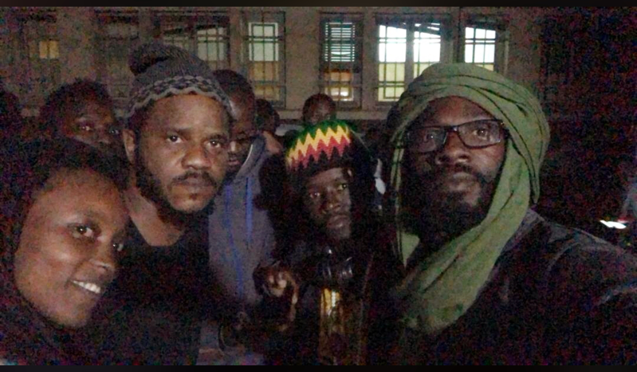 Le rappeur Thiat après sa libération en compagnie de Fadel Barro et d’autres membres de Y’en a Marre