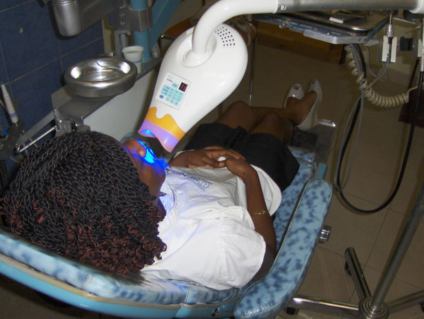 Trois "dentistes" risquent 6 mois de prison pour pratique illégale de la chirurgie dentaire