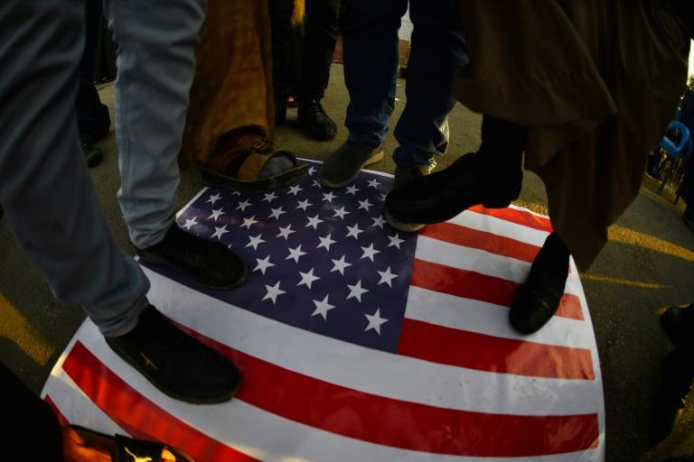 Irak : La foule en colère attaque l'ambassade américaine à Bagdad
