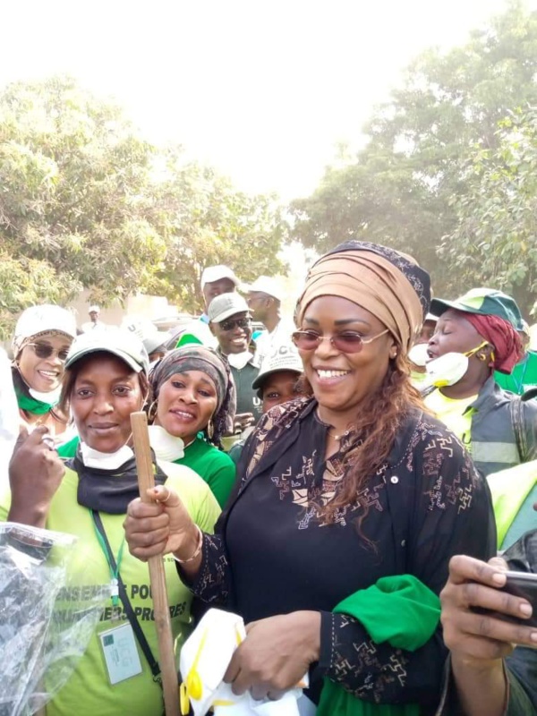 Cleaning Day: les éboueurs sans salaires de l'UCG reçoivent chacun 50 000 frs de la Première Dame