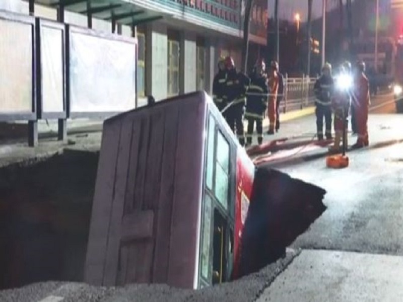 Chine : six morts après la chute d'un bus dans un gouffre