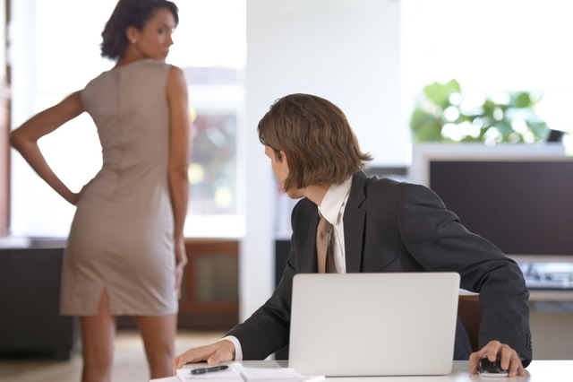 Un regard trop insistant peut être perçu comme une forme de harcèlement par les femmes. Une simple question d'éducation mériterait-elle une sanction dans le code pénal ? Image: istock