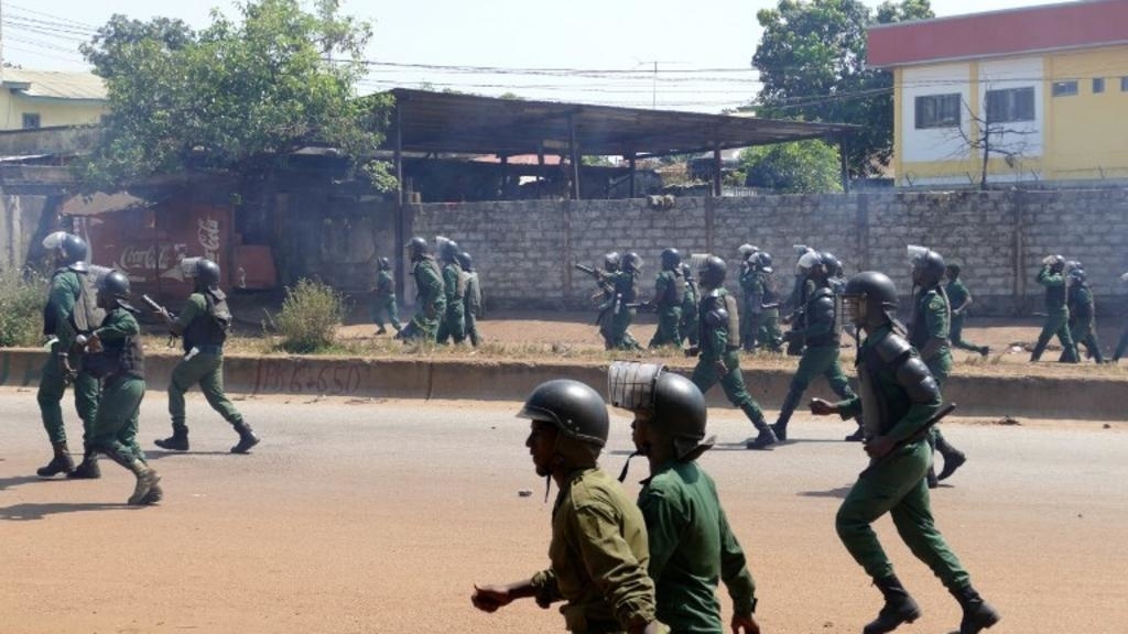 Guinée: la vidéo d'une femme utilisée comme bouclier par des policiers indigne