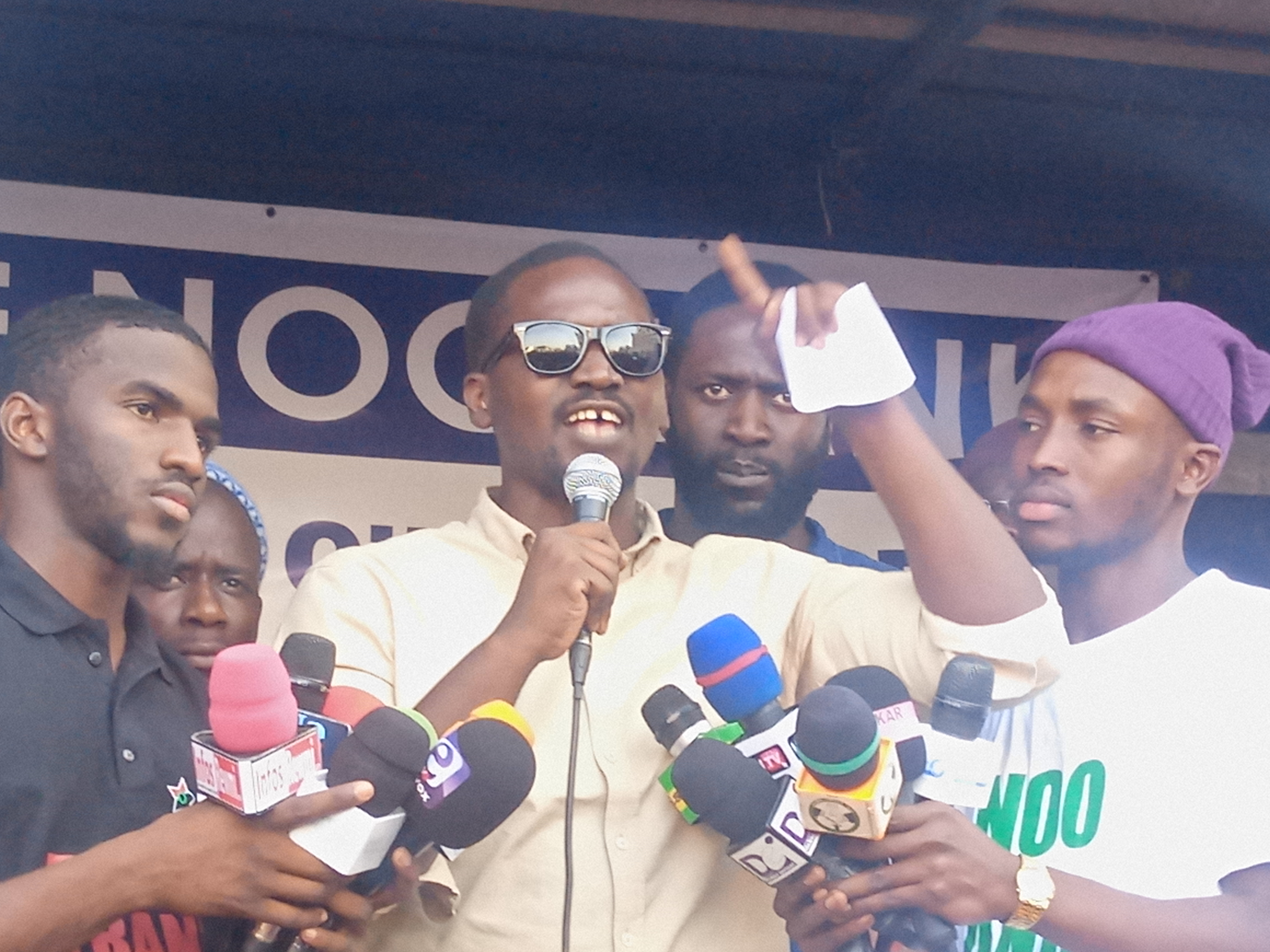 Noo Lank annonce que des « nervis du pouvoir ont blessé des manifestants à l'aide de pierres »