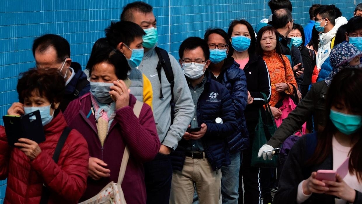 Coronavirus: des gens font la queue pour acheter des masques faciaux, à Hong Kong, le 28 janvier 2020. REUTERS/Tyrone Siu
