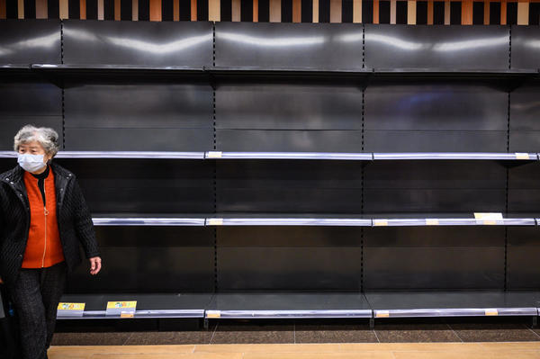 Des consommateurs paniqués se sont également rués sur le riz et les pâtes. / Philip FONG - AFP