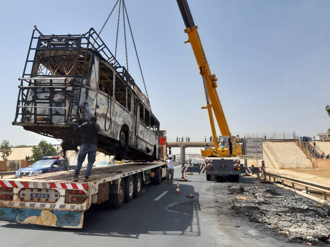 #Alerte_Trafic - L’incendie du véhicule à hauteur de Thiaroye maîtrisé par les agents de l’Autoroute de l’Avenir