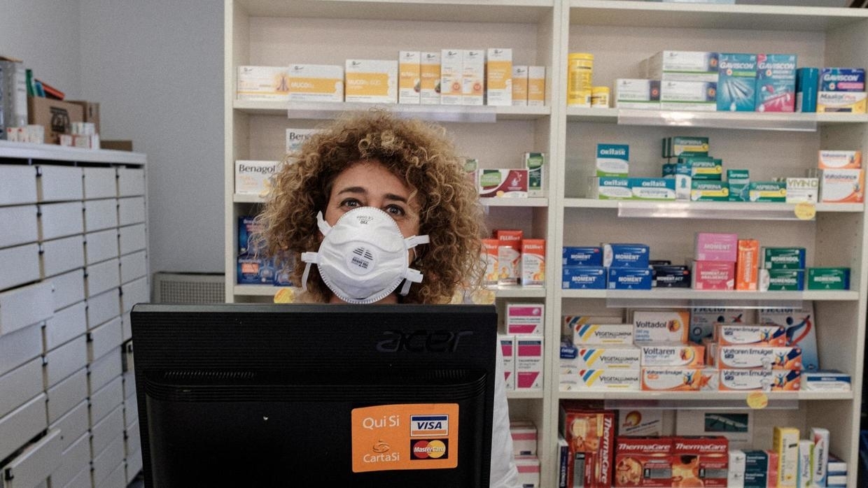 Une pharmacienne dans une officine à San Fiorano, l'une des villes fermées à cause de épidémie de coronavirus en Italie, le 25 février 2020. Marzio Toniolo / via REUTERS