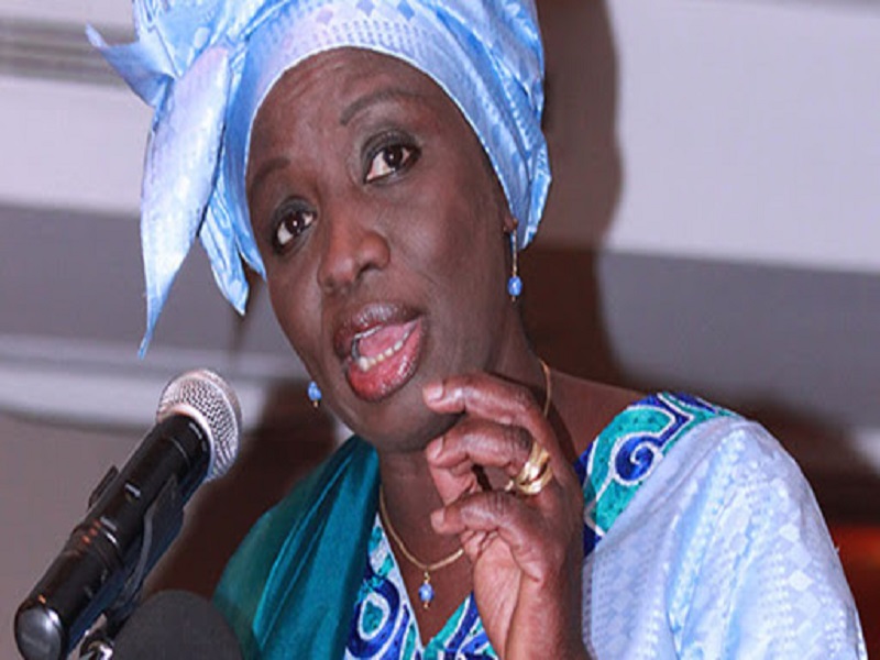 Suspension d’achat de véhicules administratifs: Mimi Touré défie Macky et trouve des véhicules à ses collaborateurs