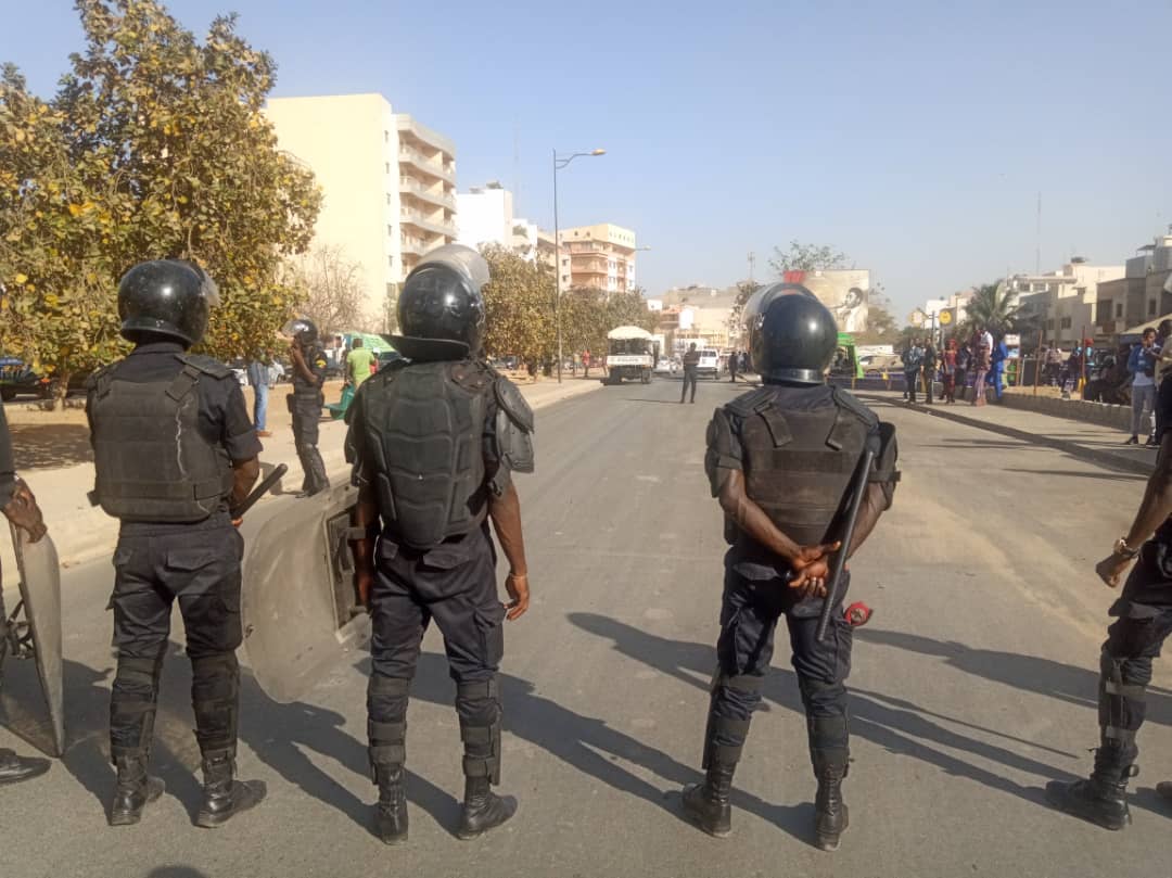Marche Ñoo Lank: les forces de l'ordre quadrillent les abords du Camp pénal, la foule excitée 