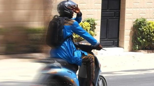 Le livreur disparaît avec les 175 000 FCFA de sa cliente et des tissus de valeur... pour régler ses problèmes personnels