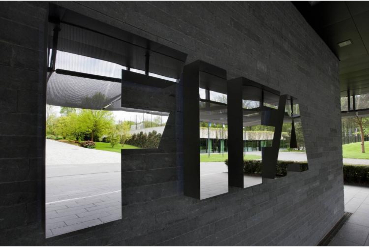 Coronavirus : la FIFA recommande de prolonger les contrats finissant en juin jusqu'à la fin des saisons repoussées