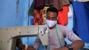 Gambie: face au coronavirus, les couturiers fabriquent des masques alternatifs