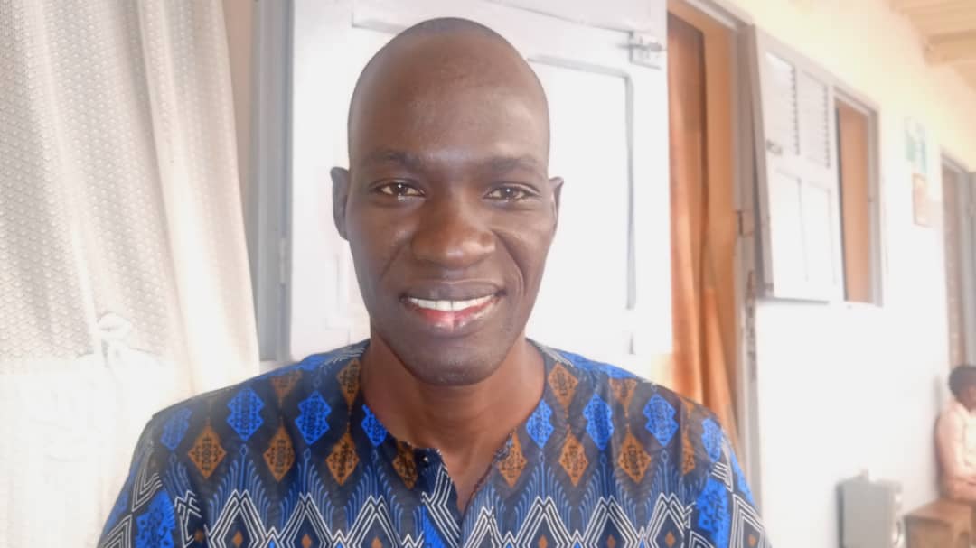 Pâques en mode covid19 au Sénégal: des familles chrétiennes célèbrent la messe devant la télé en communion avec le Pape François