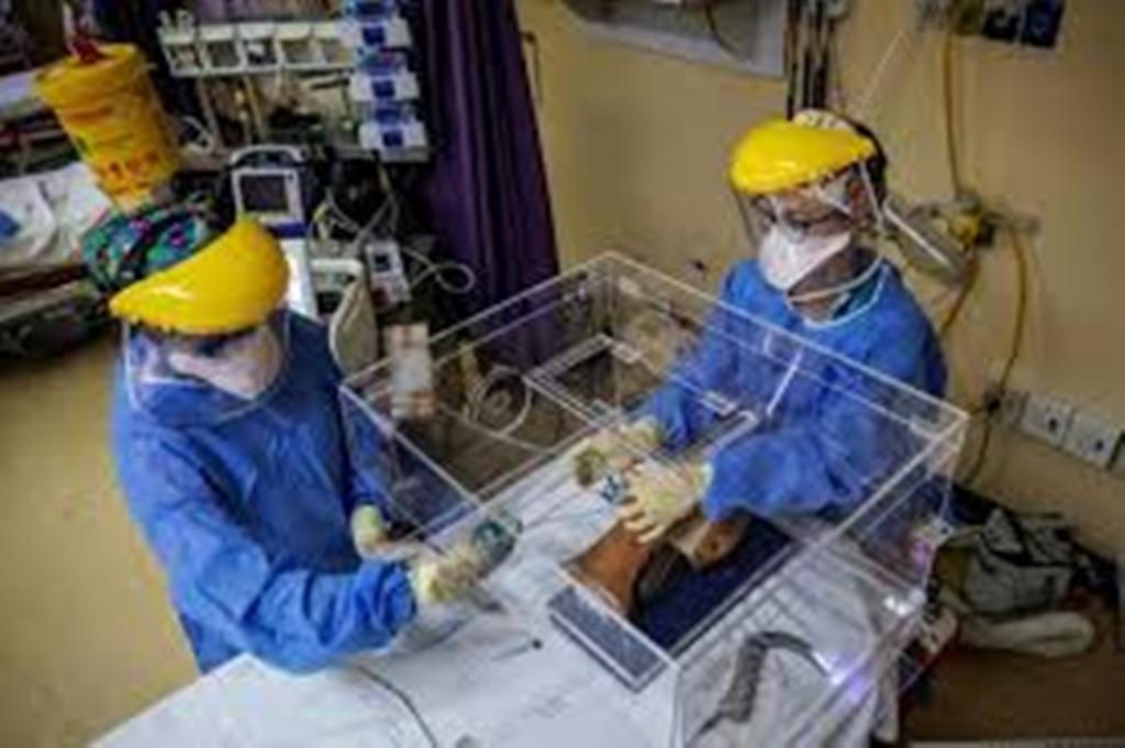 En Afrique du Sud, des médecins mettent au point une boîte pour isoler les malades du Covid-19