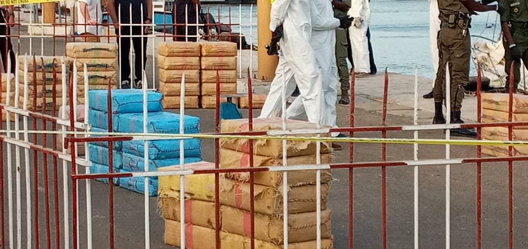 Une importante quantité de drogue saisie par la Marine nationale: la police scientifique sur place (Images)