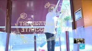 Covid-19 : en Suisse, les restaurants rouvrent avec précaution