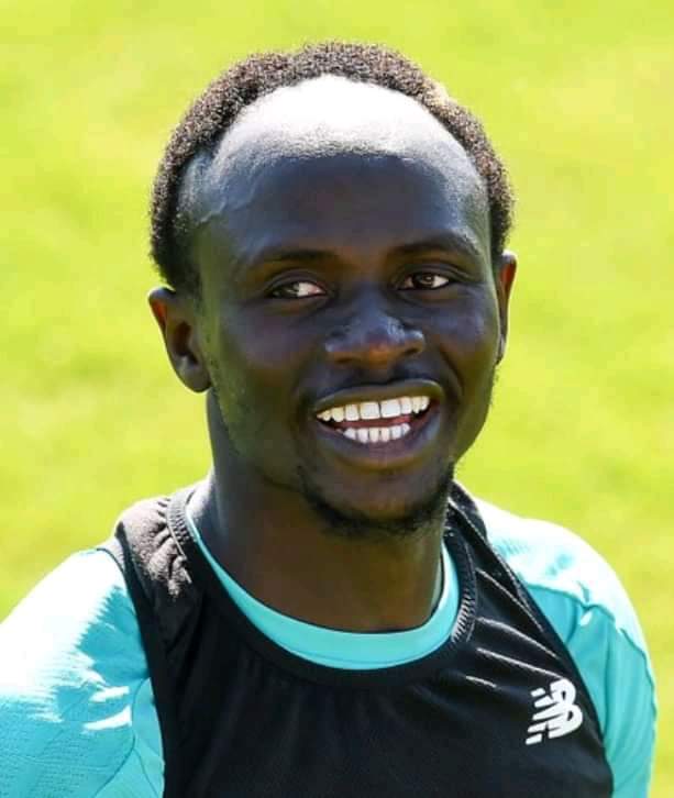La nouvelle coiffure de Sadio Mané, mine déconfite, enflamme les réseaux sociaux 