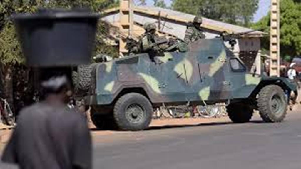 Gambie: l’armée sénégalaise franchit la frontière et suscite des réactions d’indignation
