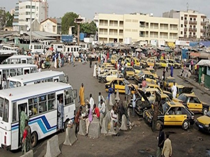 Grève des chauffeurs et transporteurs du Sénégal : des pneus brûlés à Thiès, un sit-in organisé à Diourbel