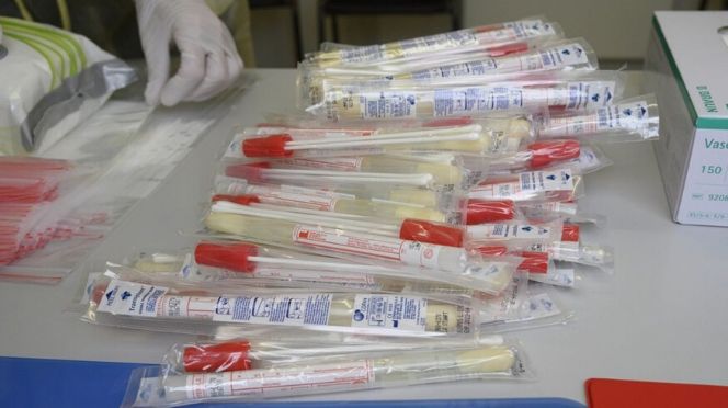 Coronavirus: les 5000 kits de tests rapides de Karim Wade remis au ministère de la Santé