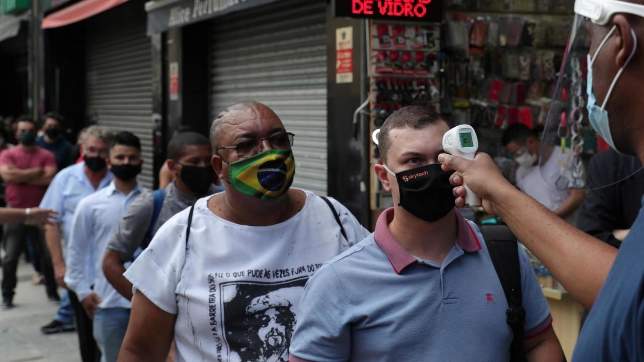 Prise de température avant l'accès aux grandes surfaces, les «malls», qui ont rouvert à Sao Paulo, au Brésil, le 11 juin 2020, malgré les chiffres alarmants de contamination au Covid-19. REUTERS/Amanda Perobelli