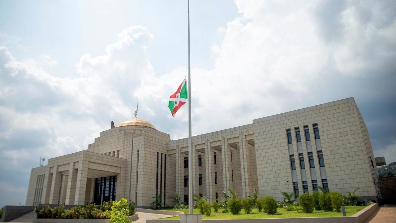 Le drapeau burundais est en berne au palais présidentiel à Bujumbura le 10 juin 2020. REUTERS/Evrard Ngendakumana