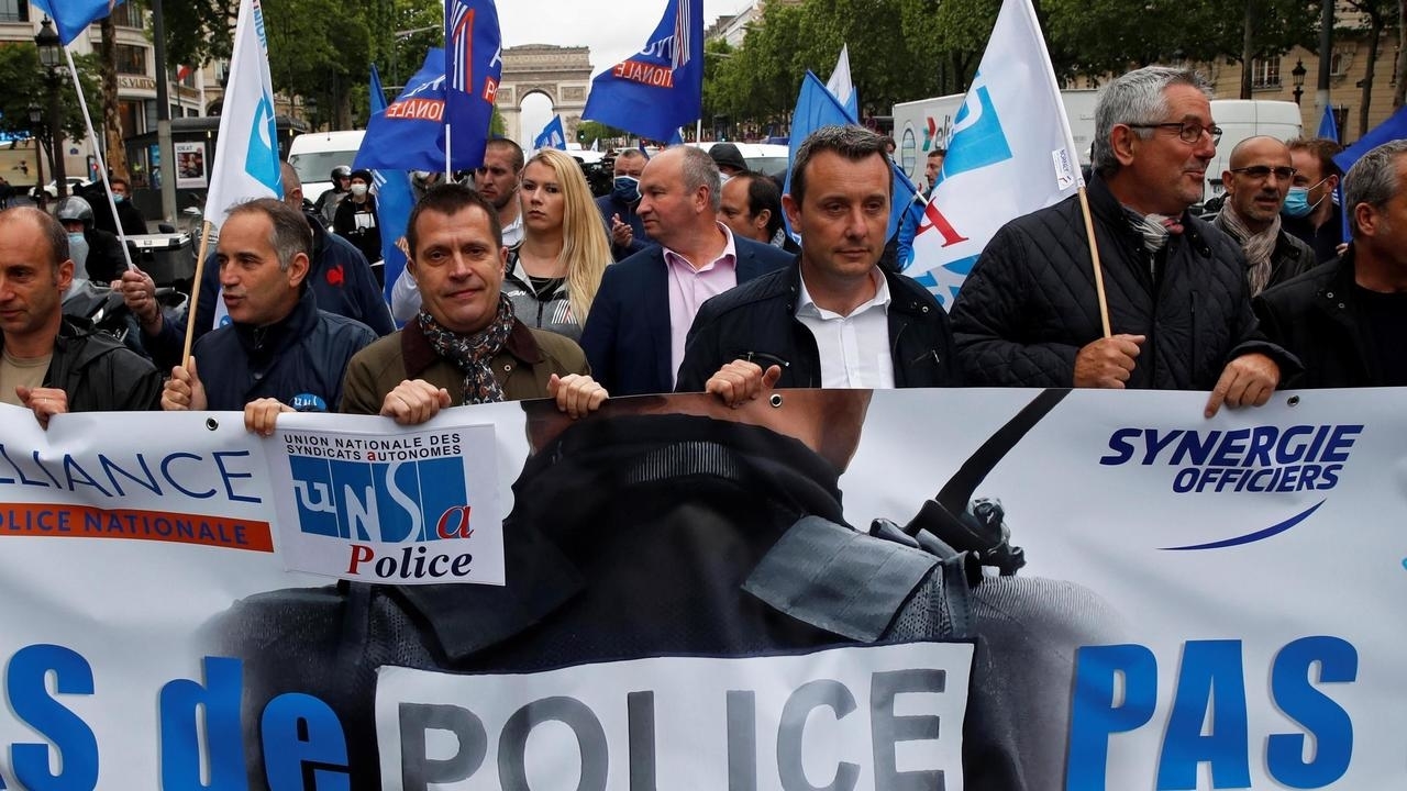 Des policiers en colère après les annonces de Christophe Castaner défilent sur les Champs-Elysées le 12 juin 2020. REUTERS/Gonzalo Fuentes