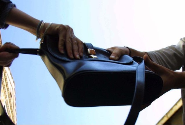 Pour avoir dérobé le sac d’une dame contenant ses bijoux en or et 100.000 frs, trois jeunes condamnés