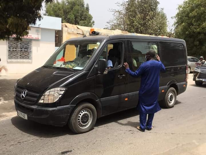 Le convoi funéraire transportant la dépouille de Serigne Pape Malick Sy a quitté l’hôpital Principal pour Tivaouane