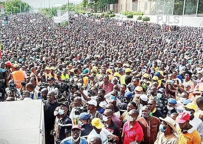 Mali: les images d’un chaud vendredi de manifestation du M5