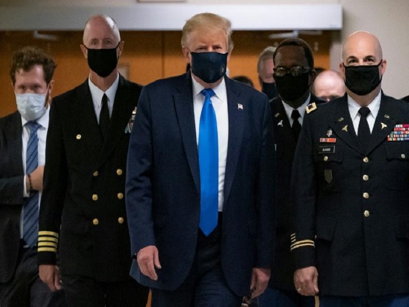 Covid-19 : Donald Trump porte un masque en public pour la première fois publiquement