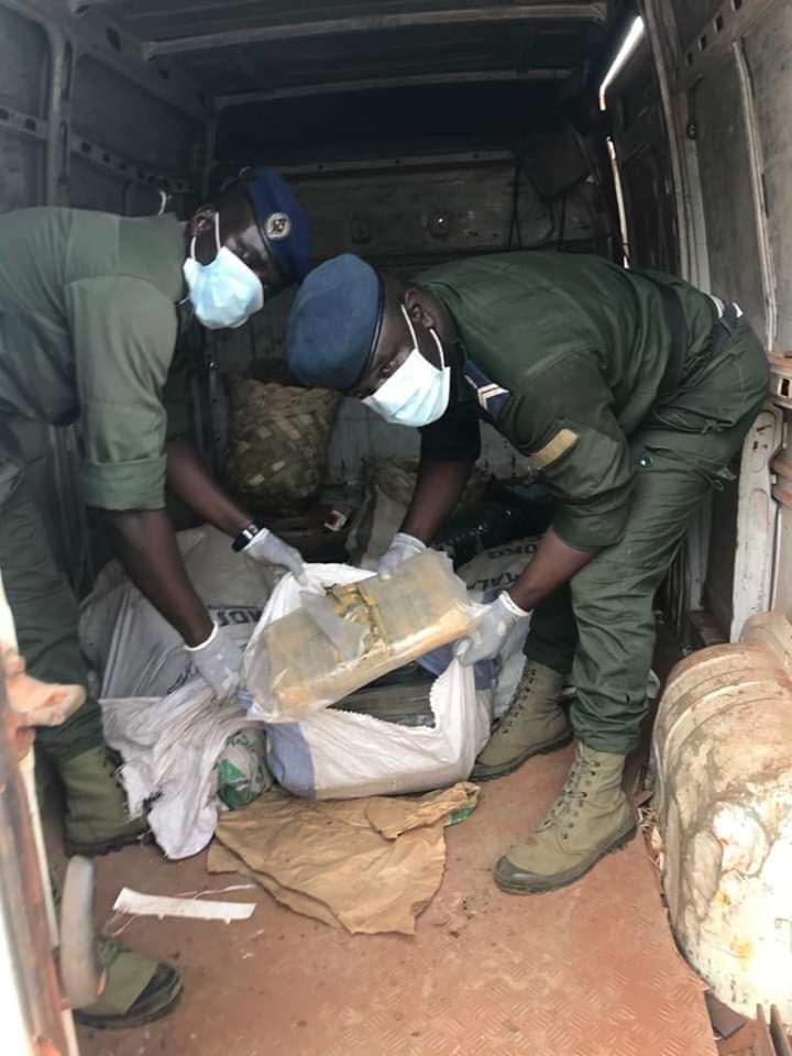 Sandiara: 78 kg de chanvre indien saisis dans une fourgonnette, le conducteur prend la fuite 