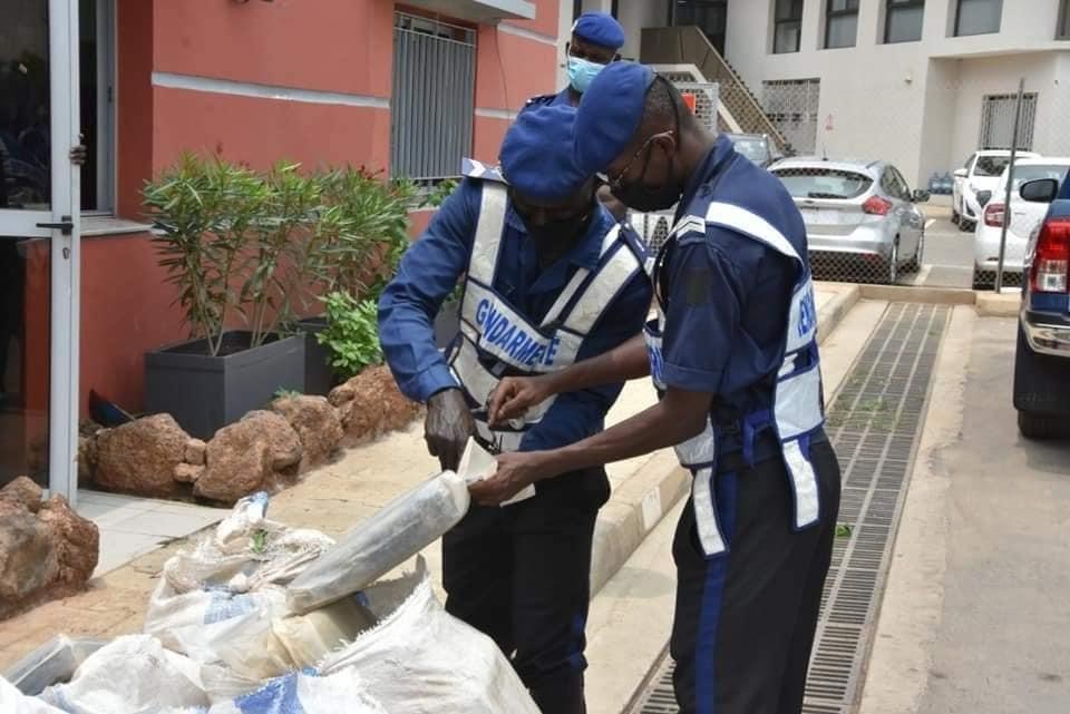La gendarmerie saisit 240 kg de chanvre indiens dissimulés dans 3 taxis clandos sur l’autoroute à péage