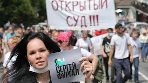 Russie : à Khabarovsk, des milliers de personnes manifestent contre l'arrestation d'un gouverneur