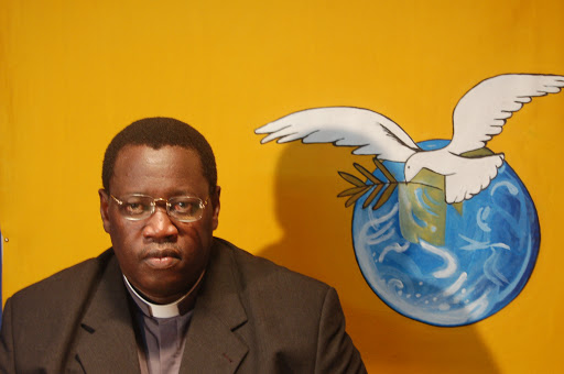 La réponse salée de Abbé Latyr Ndiaye à Mame M. Guèye Jamra : « À travers tes propos, Dieu t’a démasqué »