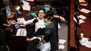 À Hong Kong, deux parlementaires de l'opposition arrêtés