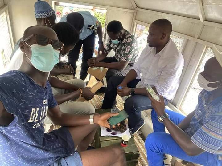 Alioune Sané, Kilifeu et compagnie interpellés lors du dépôt d'une lettre de protestation devant le siège de Orange