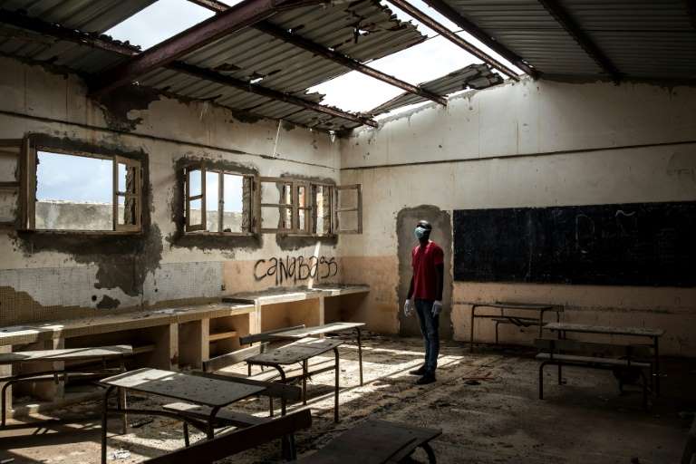 Un instituteur sénégalais mobilise les réseaux sociaux pour réparer lui-même des classes