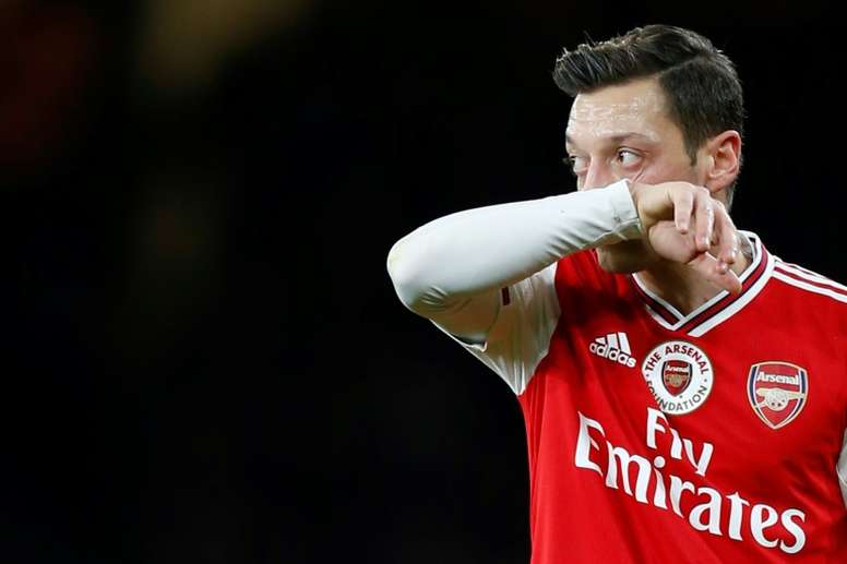 Arsenal met définitivement Mesut Özil au placard !