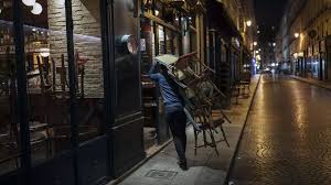 Covid-19 en France: une première nuit sous couvre-feu respectée à Paris