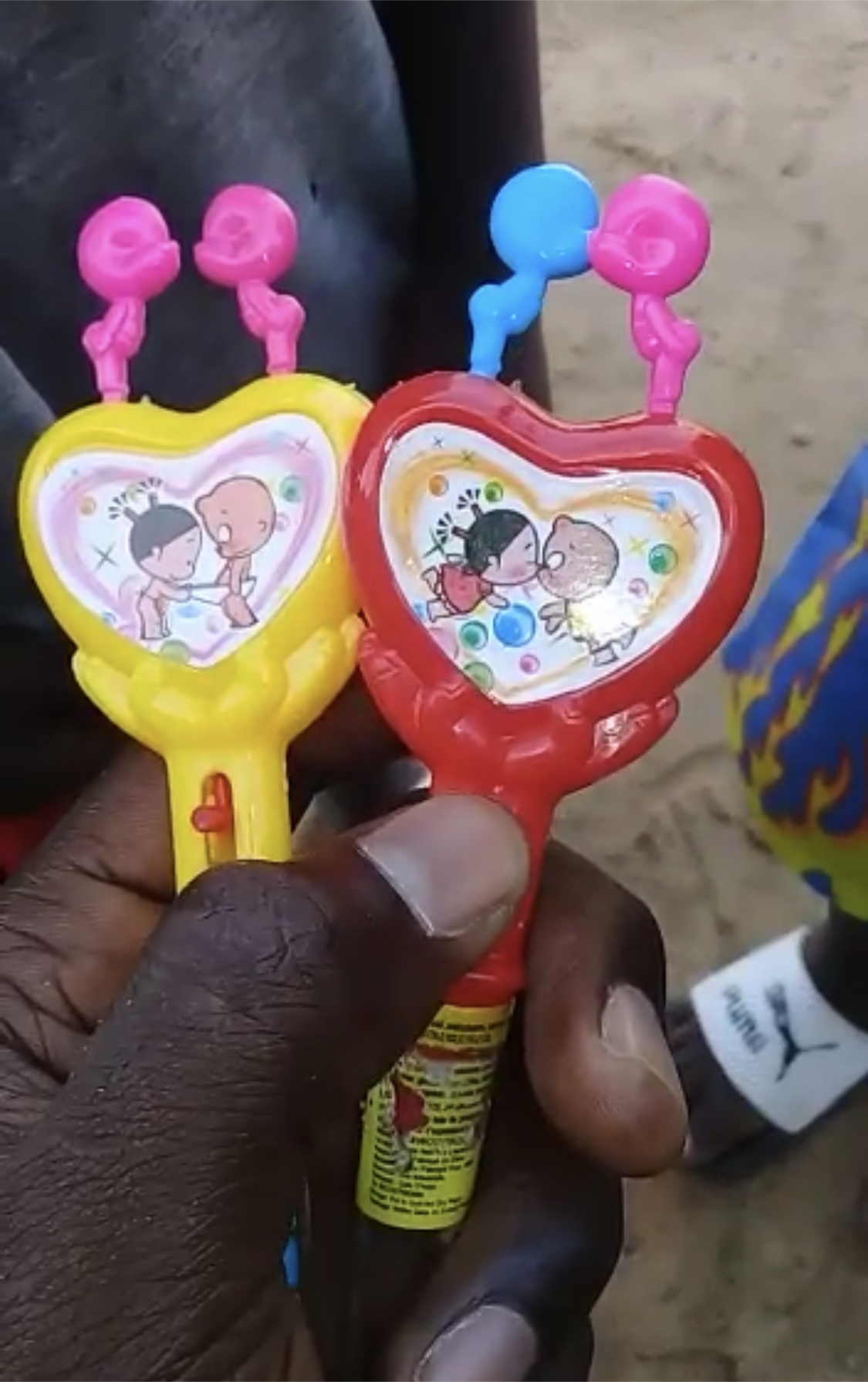 Bonbon sous forme de jouet mettant en scène deux enfants qui s’embrassent: le Ministère du Commerce demande leur retrait du marché