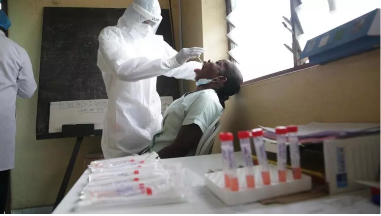 Les fidèles devront présenter un test négatif au Covid-19 avant d'entrer dans un lieu de culte. Ici, lors d'un test PCR, à Libreville le 9 juillet 2020. Steeve Jordan / AFP