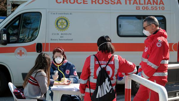Covid-19: l’Italie renforce les restrictions après un nouveau record, ordonne la fermeture de cinémas, théâtres et salles de sport