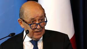 Jean-Yves Le Drian au Mali, première visite depuis le coup d'État