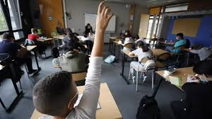 Covid-19, hommage à Samuel Paty: la rentrée scolaire suscite les critiques des enseignants