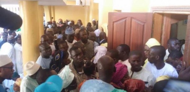 Les jeunes du parti Rewmi se donnent en spectacle et transforment leur conférence de presse en bataille rangée