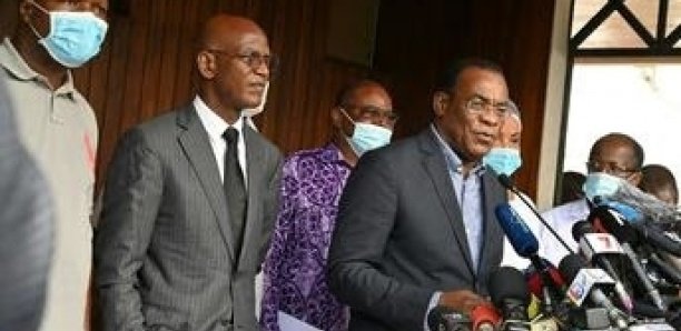 Le porte-parole de l'opposition ivoirienne Pascal Affi N'Guessan (à droite) lors d'une conférence de presse aux côtés de Mamadou Koulibaly (2e à gauche) et Albert Mabri Toikeuse (à gauche), le 1er novembre 2020 à Abidjan